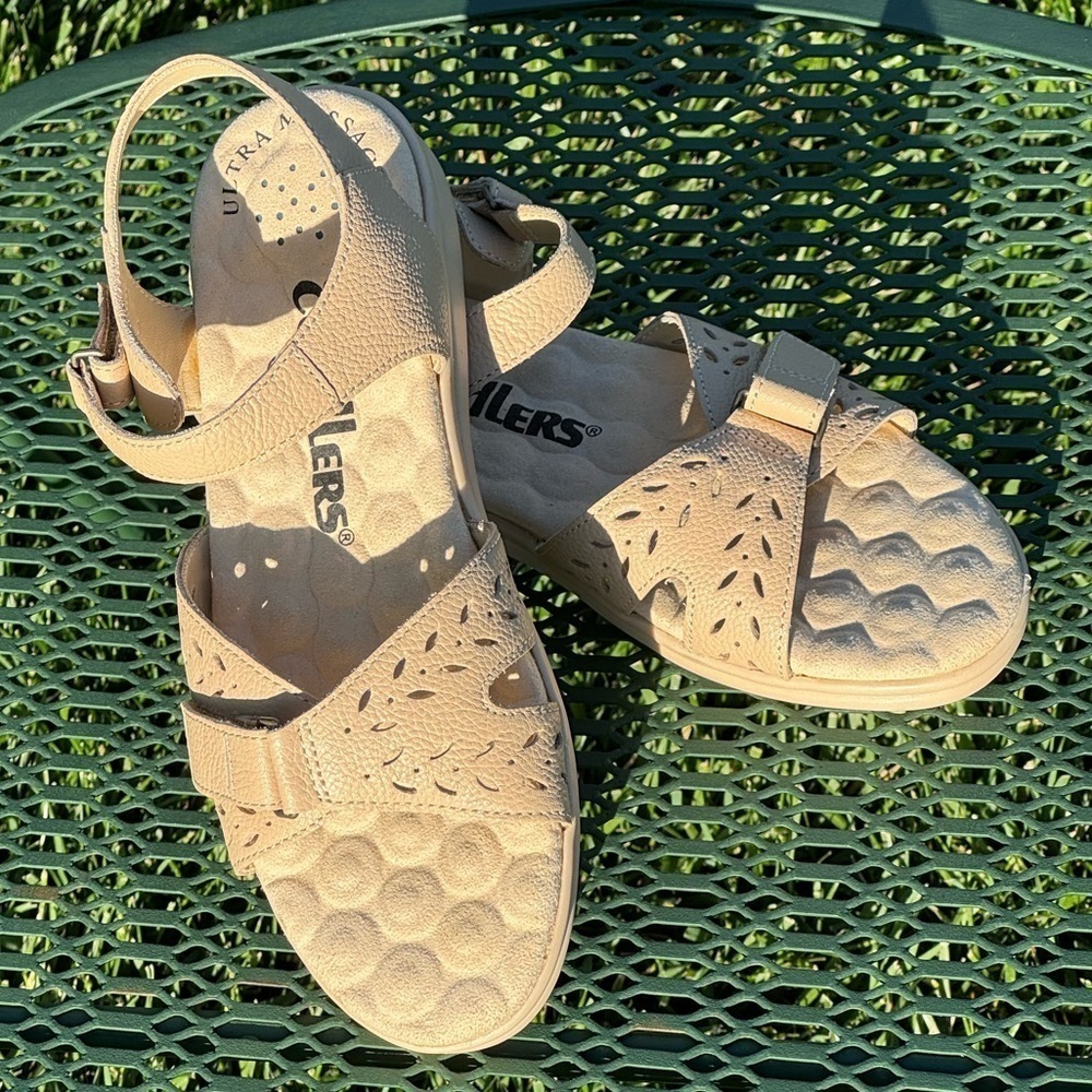 WOMENS~COBBIE CUDDLERS~WITH ULTRA MASSAGE~SANDALS~SIZE 7 1/2~BARELY WORN~BR*
